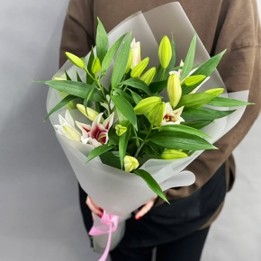 Монобукет из 3 бело-розовых лилий в Яхроме