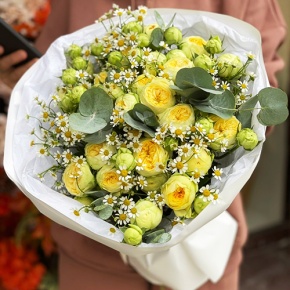 Букет "Иветта" из лимонных пионовидных кустовых роз и ромашек в Яхроме