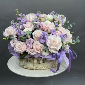 Композиция в корзине из французских роз и ароматных маттиол в Яхроме