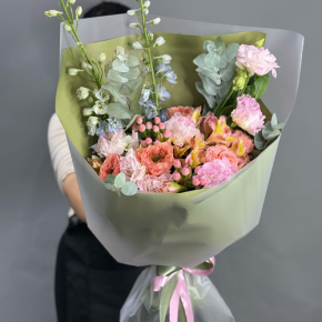 Букет "Таинственное очарование" из мазровых роз Риджентс парк, гиперикума, альстромерий, эустом и дельфиниума в Яхроме