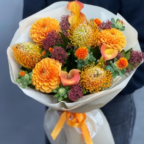 Букет "Пейзажи Левитана" из калл, лейко, георгин, скиммии и занзибара в Яхроме