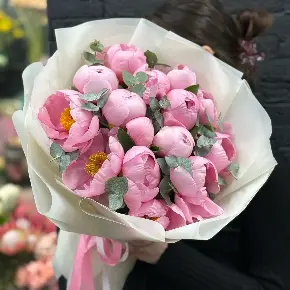 Букет из 15 лососевых пионов с эвкалиптом в Яхроме