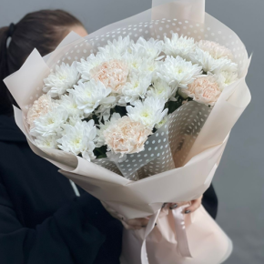Букет из хризантем и диантусов пудра в Яхроме