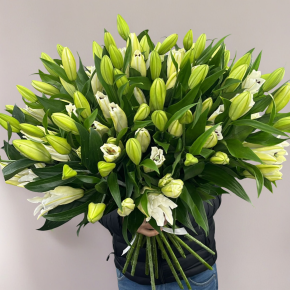 Объемный букет из 27 ароматных белых лилий в Яхроме