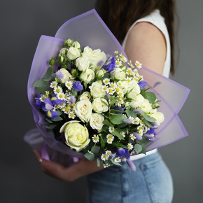 Букет "Дольче вита" из ромашек, ирисов и роз в Яхроме