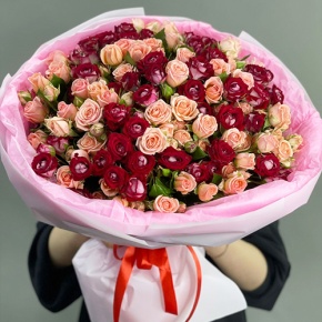 Букет "Рубиновый гранит" из 35 кустовых роз микс (50 см) в Яхроме