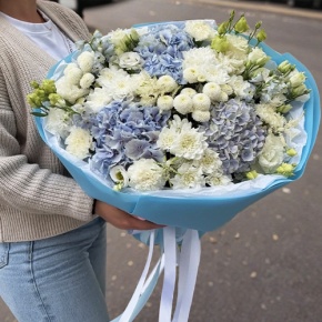 Букет "Голубые облака" из хризантемы, диантусов, Голландской гортензии, дельфиниума и эустомы в Яхроме