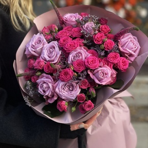 Букет "Малиновый вечер" из кустовых малиновых роз, вероники, лимониума и роз Меритим в Яхроме