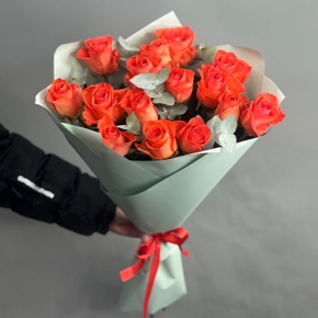 Букет из 15 морковных роз с эвкалиптом (50 см) в Яхроме