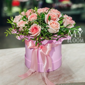 Композиция в шляпной коробке из 15 розовых роз в Яхроме