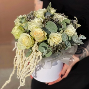 Композиция в шляпной коробке "Чудное мгновение" из 13 роз, эвкалипта, брунии и амарнтуса в Яхроме