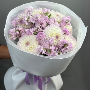 Букет "Чарующий" из георгин и ароматных маттиол в Яхроме