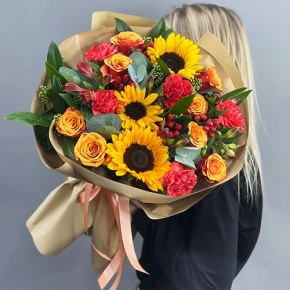 Букет "Ричи" из подсолнухов, альстромерий, гиперикума, роз, скиммии и диантусов в Яхроме