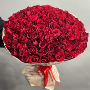 Букет 101 красная роза Кения в крафте (50 см) в Яхроме