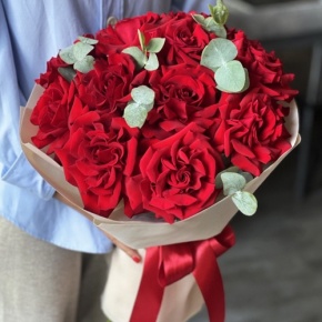 Букет "Красная пантера" из 13 роз Эквадор и эвкалипта в Яхроме
