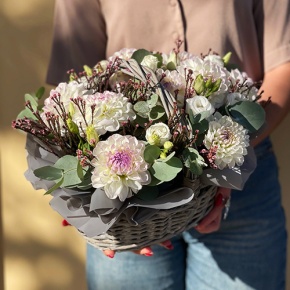 Композиция в корзине "Сюзи" из георгин, эустом и капса в Яхроме