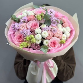 Букет "Влюбленный" из хризантем Ньютон, ароматных маттиол, эустом и пионовидных роз в Яхроме