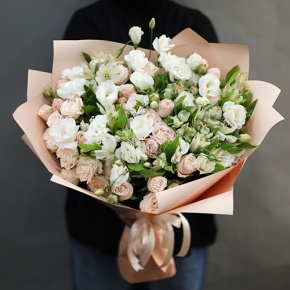 Букет "Полли" из эустом и кустовых пионовидных роз в Яхроме