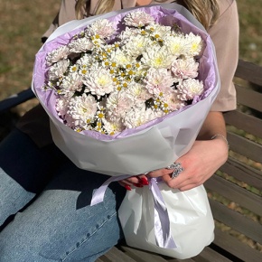 Букет "Нежный взгляд" из кустовых хризантем и ромашек в Яхроме
