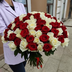 Букет из 101 красной и белой розы (50 см) в Яхроме
