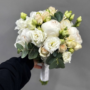 Свадебный букет из пионов, эустом и кустовых роз в Яхроме