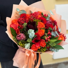 Букет "Красный закат" из калл, роз, калины, скиммии, гиперикума, сафари, гербер и капса в Яхроме