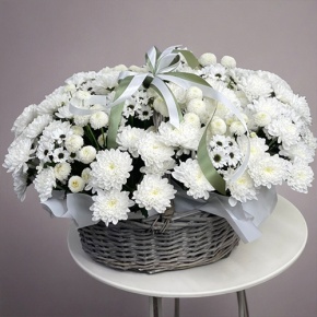 Композиция в корзине "Снежная лавина" из хризантем в Яхроме