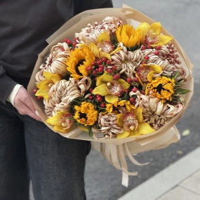 Букет "Биркин" из подсолнухов, орхидей, гиперикума, хризантем Виена в Яхроме