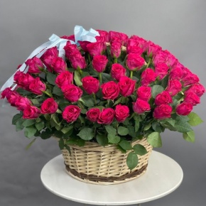 Композиция в корзине из 151 малиновой розы в Яхроме