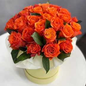 Композиция в шляпной коробке из 25 роз огненных роз в Яхроме