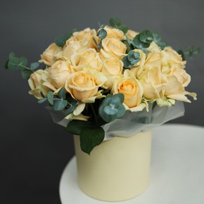 Композиция в шляпной коробке из 25 роз Аваланж и веточек эвкалипта в Яхроме