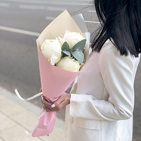 Букет из 3 белых пионов в Яхроме