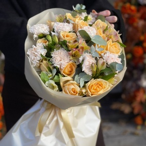 Букет "Пломбирный" из роз Аваланж, диантусов, альстромерий и эвкалипта в Яхроме