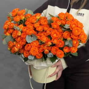 Композиция в шляпной коробке "Закат" из кустовых роз и эвкалипта в Яхроме