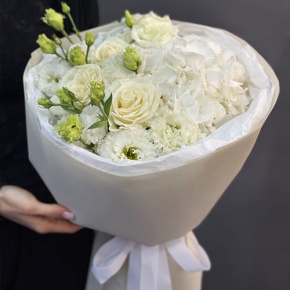 Букет "Нега" из Голландской гортензии, роз и эустом в Яхроме