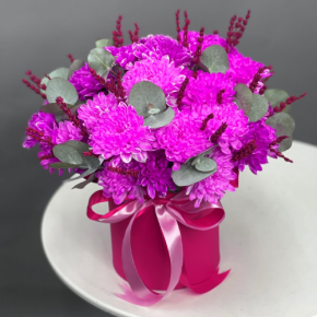 Композиция в шляпной коробке "Магия розового" из хризантем и лаванды в Яхроме