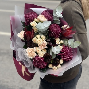 Букет "В каждом мгновении" из хризантем Бигоуди, кустовых роз, сафари, гербер Экзотик и диантусов в Яхроме