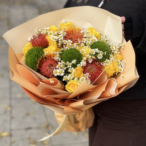 Букет "Зельда" из диантусов Lux, лимонных роз, лейко и ромашек в Яхроме