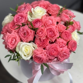 Композиция в шляпной коробке из белых и кустовых коралловых роз в Яхроме