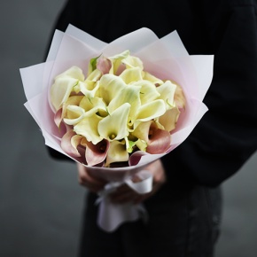 Букет из 25 калл нежный микс в Яхроме