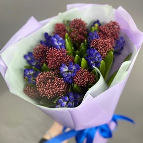 Букет "Твой яркий день" из гиацинтов и скиммии в Яхроме