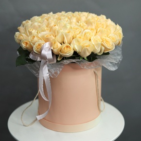 Композиция в шляпной коробке из 101 кремовой розы в Яхроме