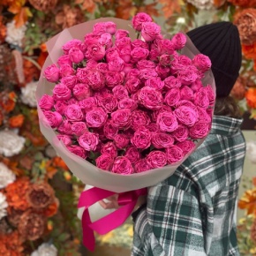 Букет из 35 малиновых кустовых пионовидных роз (60 см) в Яхроме
