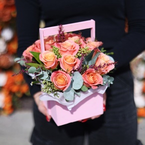 Композиция в ящике из роз Мисс Пигги и капса в Яхроме