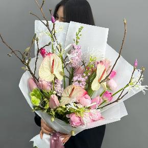 Авторский букет с антуриумами, ранункулюсами и цветущими ветками магнолии в Яхроме