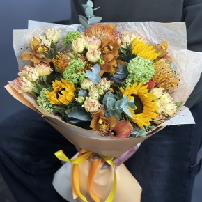Букет "Сочиняй мечты" из подсолнухов, лейко, вибирнума, орхидей, калл, кустовых роз и талинума в Яхроме