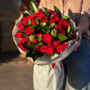 Букет "Всё возможно" из кустовых роз, скиммии, роз Эль Торо и рускуса в Яхроме