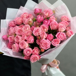 Букет из 11 нежных кустовых роз в Яхроме