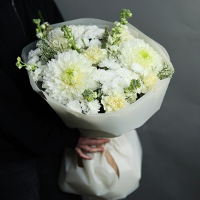 Букет "Салли" из хризантем Магнум, сантини, диантусов и маттиол в Яхроме