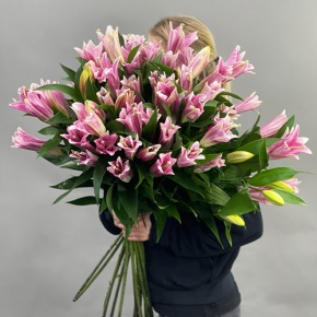 Букет из 17 розовых лилий в Яхроме